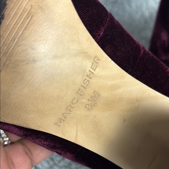 Marc Fisher Shaylie Mary Jane Pumps Elegant Velvet Sz 8.5 Burgundy 3.5 inch Heel - Picture 2 of 8